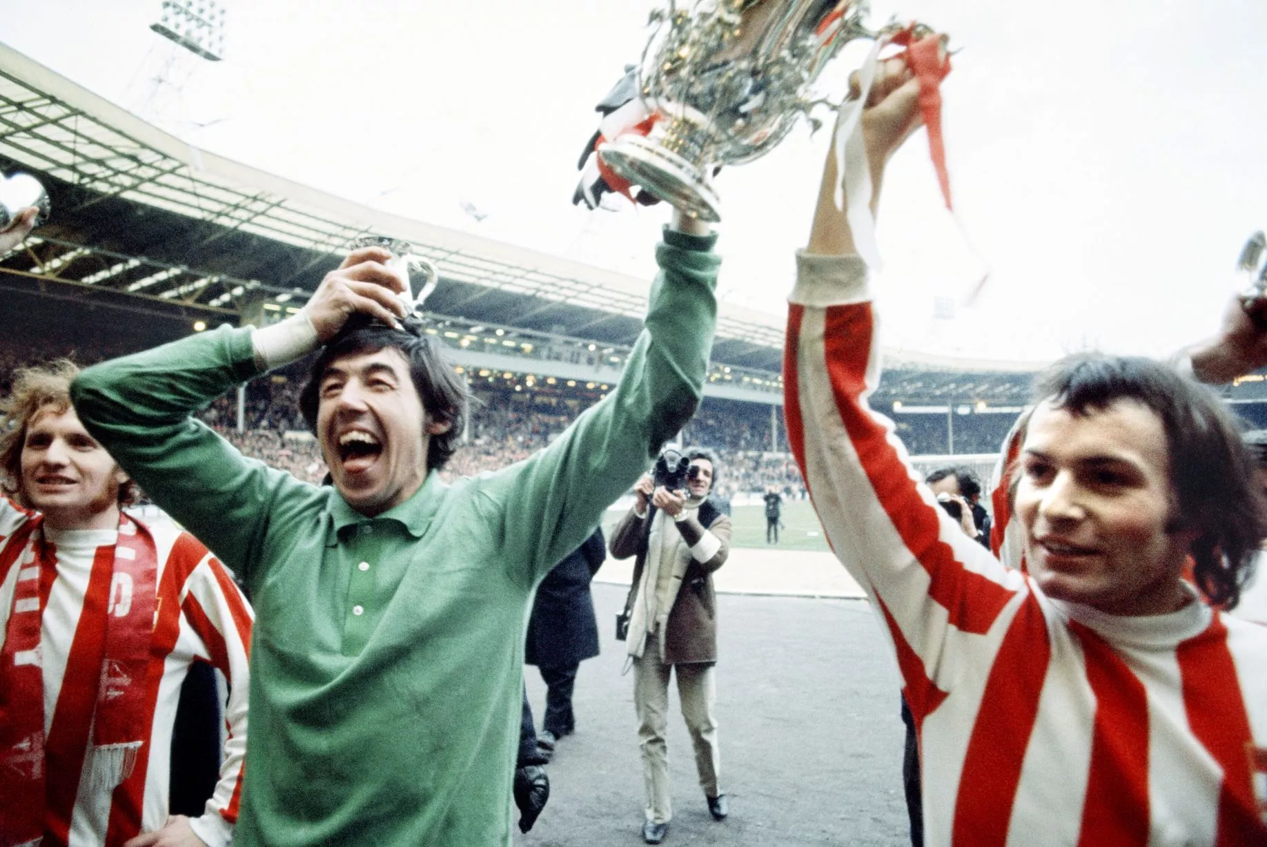 4_League-Cup-final-at-Wembley-Station-Stoke-City-v-Chelsea-Stoke-City-Gordon-Banks-and-John-Marsh-with-the-cup-March.jpg